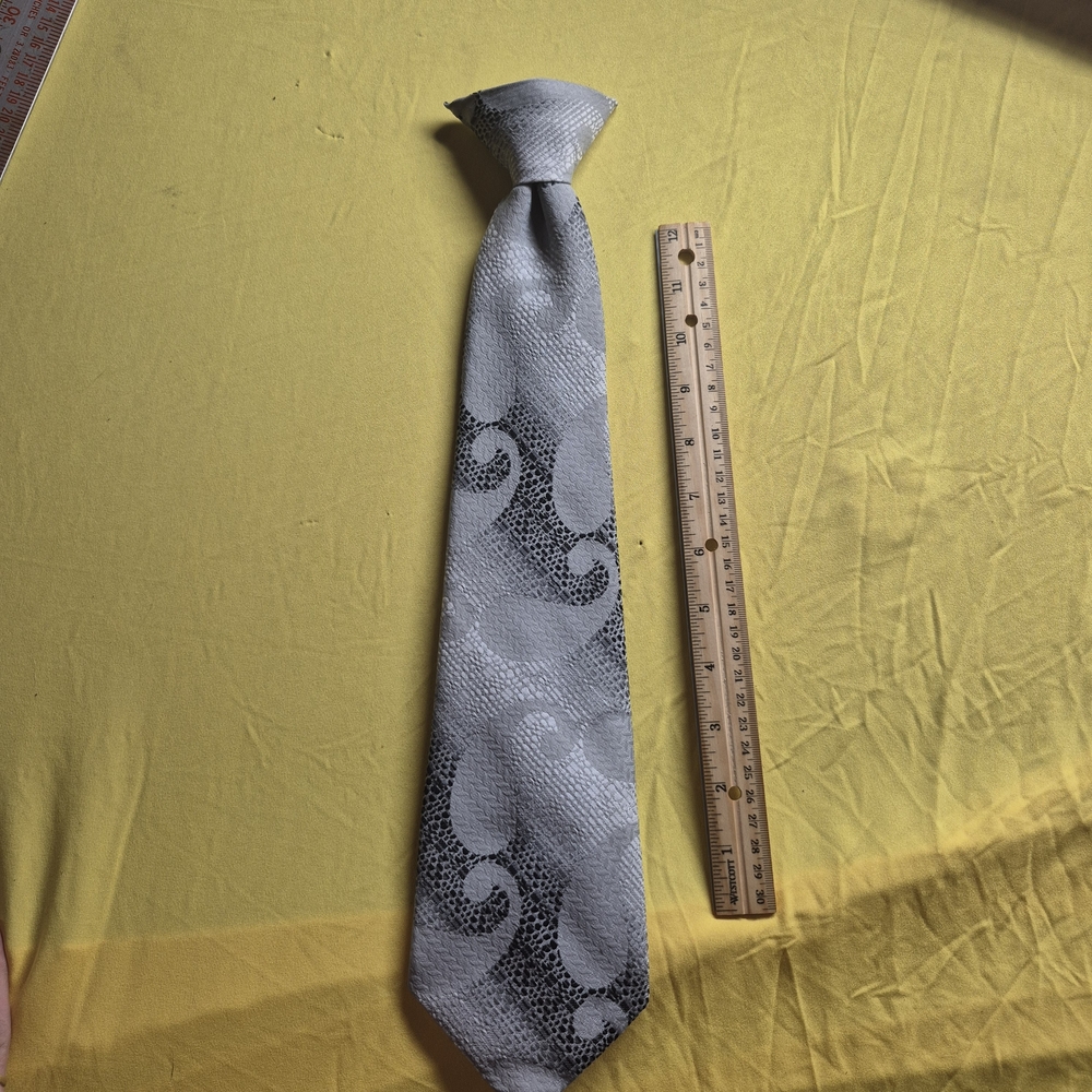 Source Unknown Silver and Black Paisley-Style Men's Tie